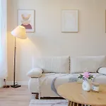 Modern And Bright 2-room In Center Apartment *