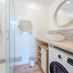 Modern And Bright 2-room In Center