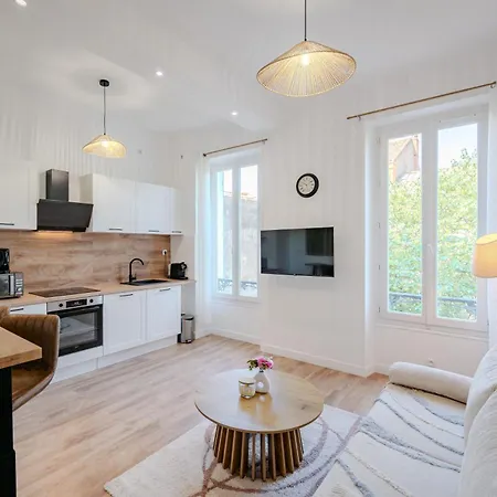 Modern And Bright 2-room In Center Apartment *