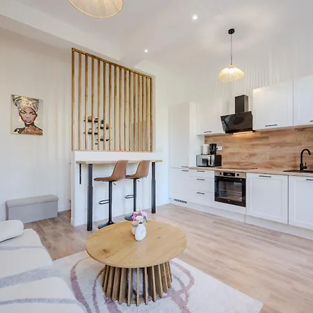 Modern And Bright 2-room In Center Apartment *